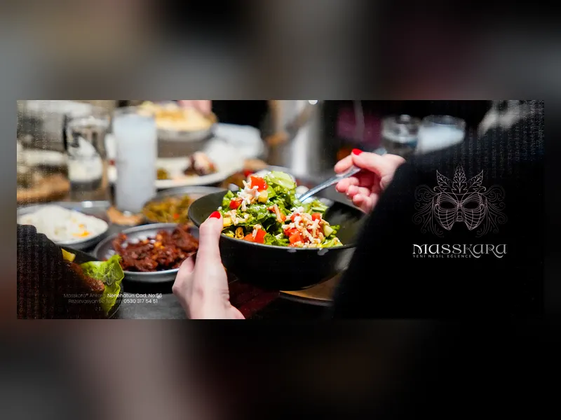 Masskara Yeni Nesil Eğlence için hazırlanan, meze sofrası fotoğrafı ve logo yerleşimini içeren sosyal medya görseli.